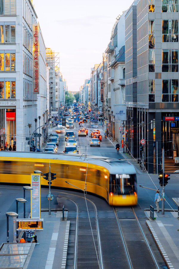 2234870896 Straßenbahn auf Gleisen in einer Innenstadt
