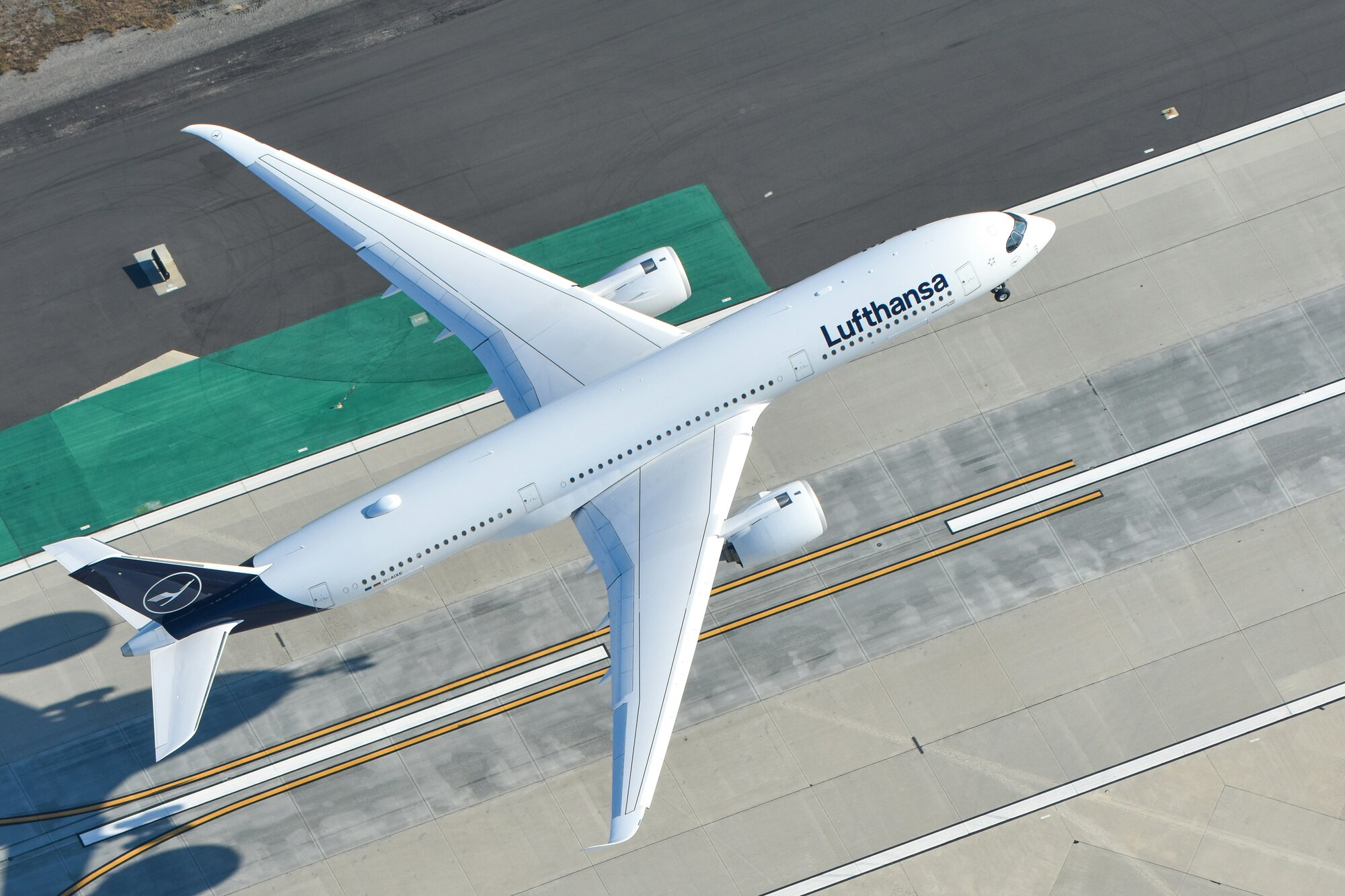 Flugzeug auf dem Vorfeld eines Flughafens