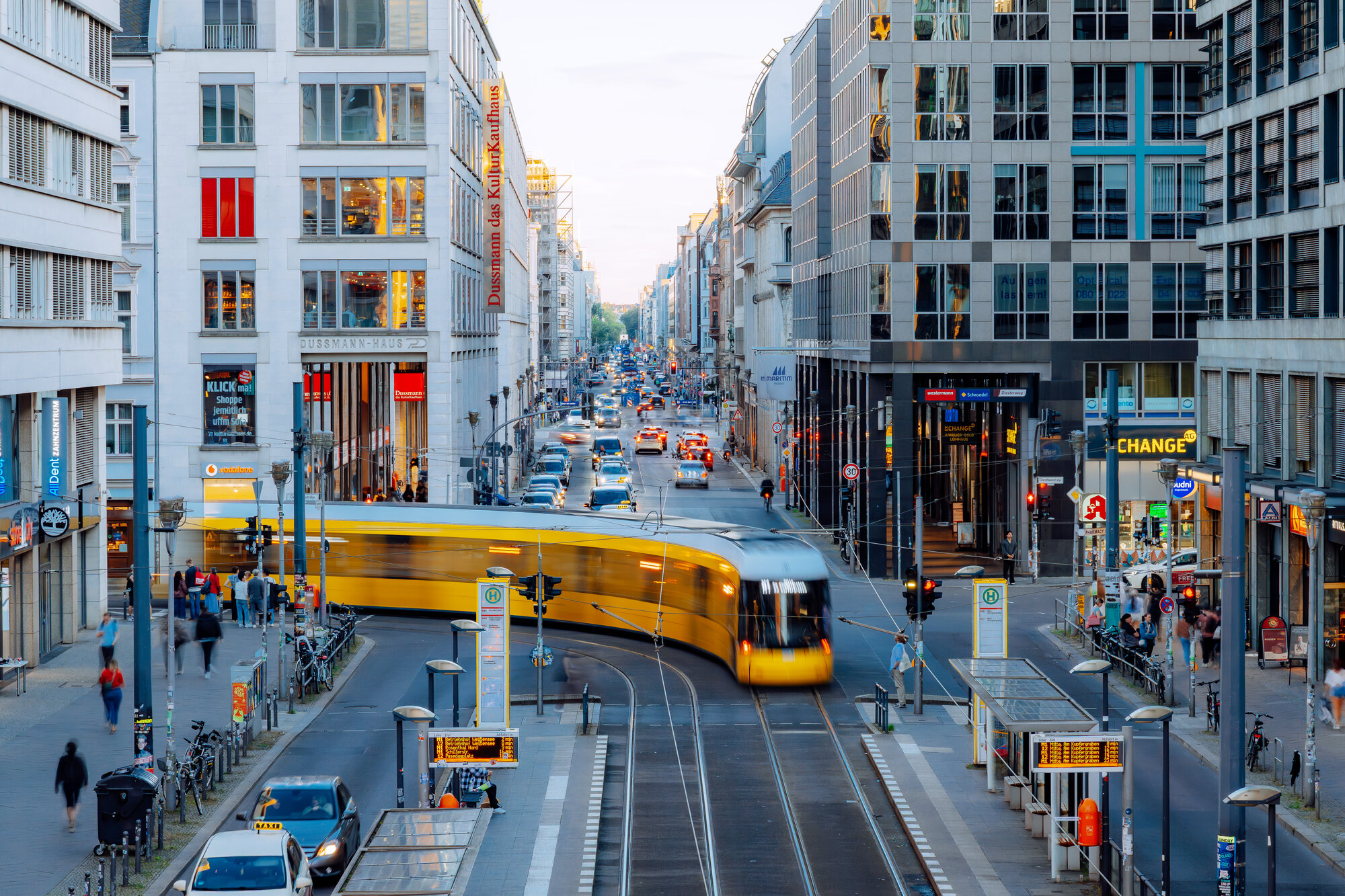 2234870896 Straßenbahn auf Gleisen in einer Innenstadt