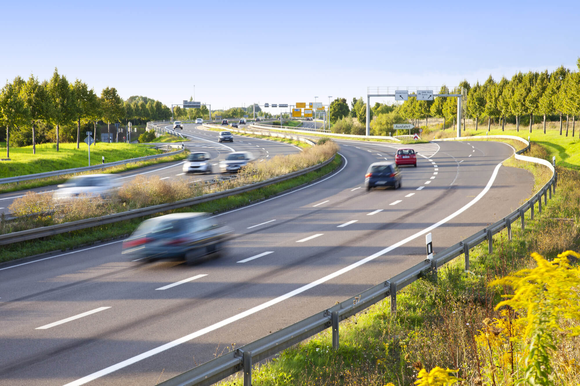 154917585 Mehrspurige Straße mit fließendem Verkehr in einer Kurve